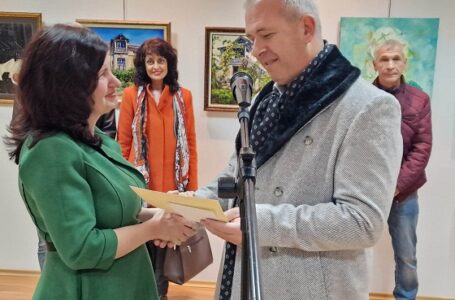 Кметът на Пещера Йордан Младенов откри изложба на художниците от клуб “Петър Стайков”