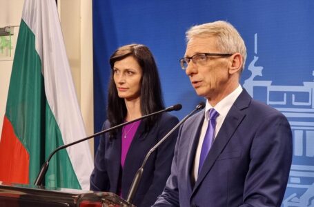 Кабинетът “Денков” оцеля при първия вот на недоверие