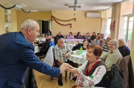 Коледната магия завладя Дневен център за пълнолетни лица с увреждания /ДЦПЛУ/