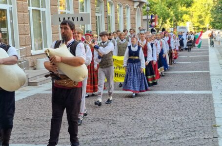 Два поредни дни жителите и гостите на Пещера се насладиха на многообразието от култури, обичаи и традиции