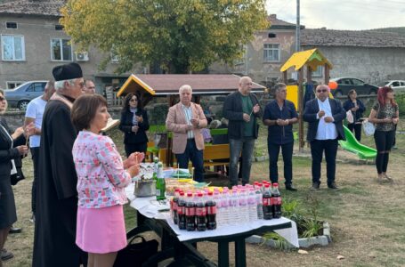 Красен Кралев и Дафинка Семерджиева присъстваха на откриването на спортна площадка в село Бяга
