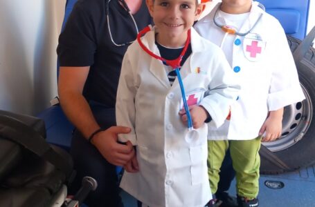 Д-р Димитър Бакалов получи грамота за „Най-добър лекар с огромно сърце“ от децата на ДГ „Слънчо“ – Пазарджик